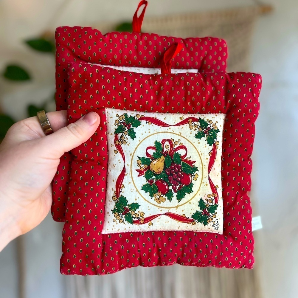 Vintage 7x7 Christmas Potholders Set of 2 – Quilted Holiday Kitchen Decor